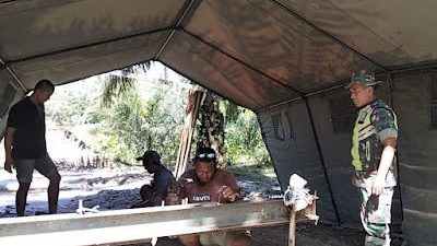 Personel TNI Rakit Besi Cincin Pengait Tali Seling untuk Jembatan Perintis Desa Serasah
